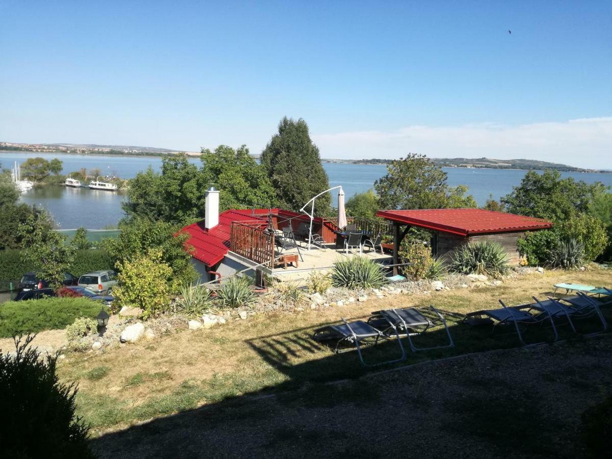 Penzion Nad Jezerem Pavlov Exteriör bild