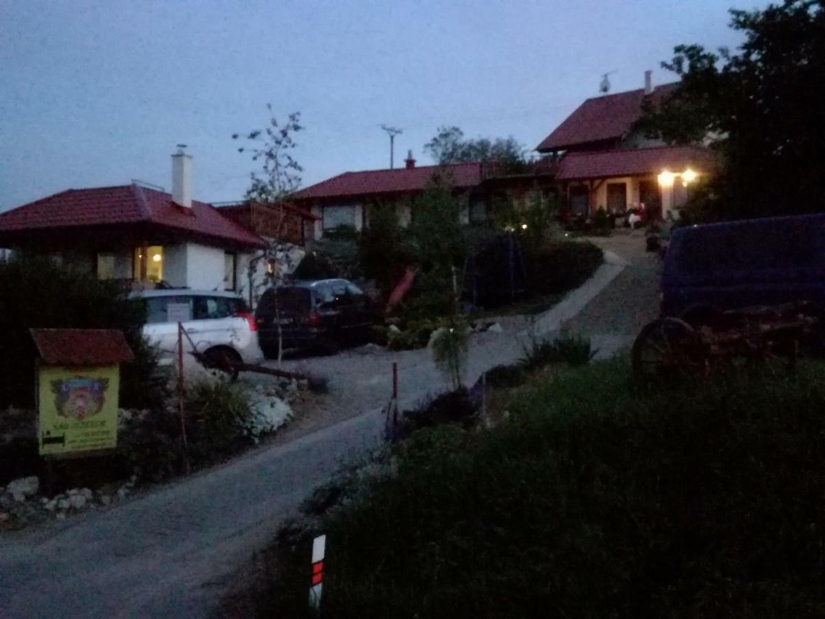 Penzion Nad Jezerem Pavlov Exteriör bild