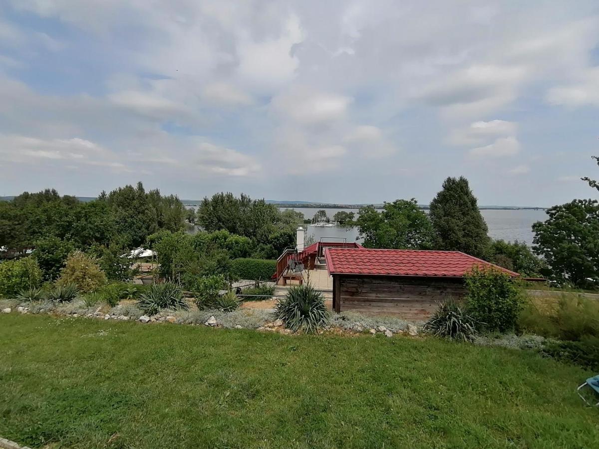 Penzion Nad Jezerem Pavlov Exteriör bild